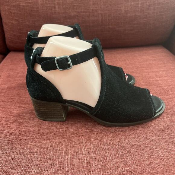 Koolaburra By UGG Ashlyn Black Suede Heeled Peep Toe Sandals Shooties Shoes 7M - Picture 3 of 7